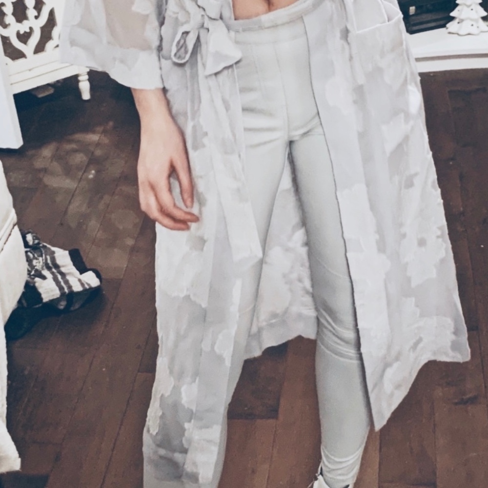 Mid-waisted, pleather pants in a light grey SMALL